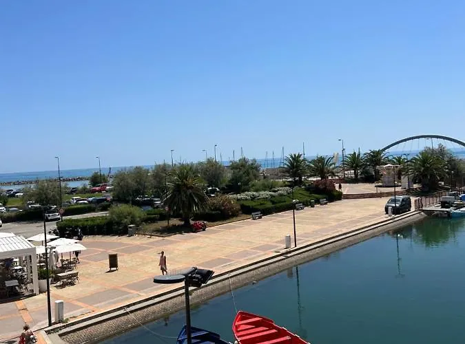 Studio Vue Mer Situe A Cote De La Plage Quartier Des Quilles