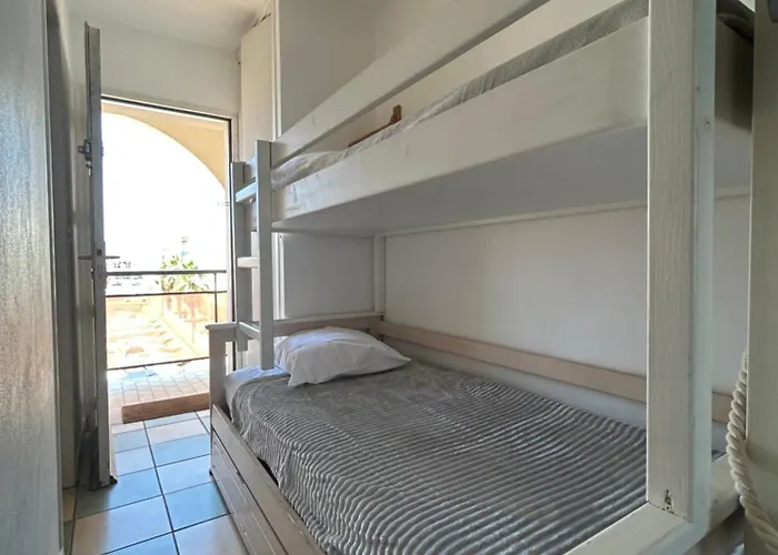 Studio Vue Mer Situe A Cote De La Plage Quartier Des Quilles