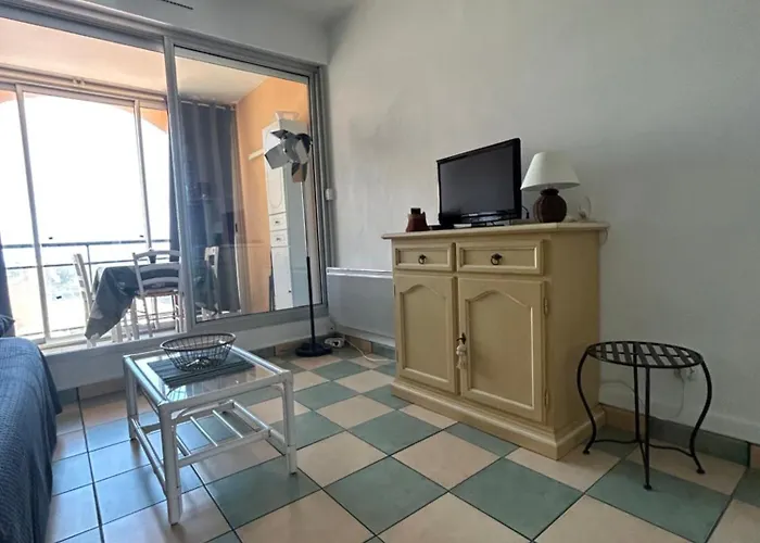 Studio Vue Mer Situe A Cote De La Plage Quartier Des Quilles